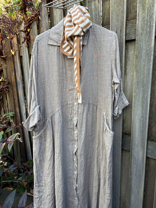 “Hinterland dress” linnen