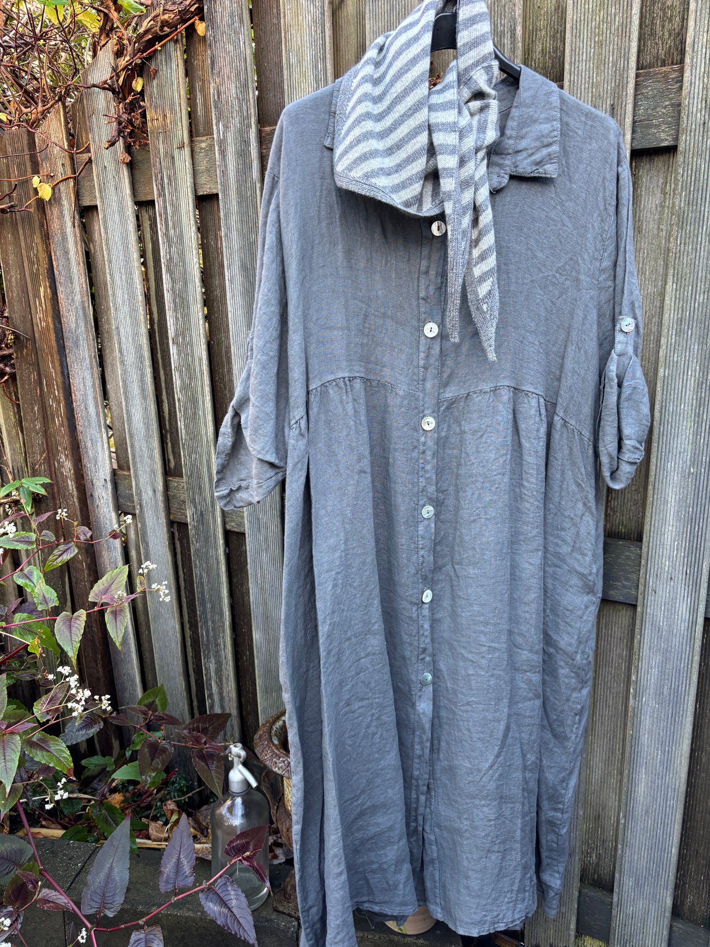 “Hinterland dress” linnen